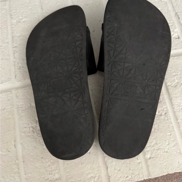 🩴 The North Face Black Slide Sandals Women’s size 8 - Picture 2 of 3